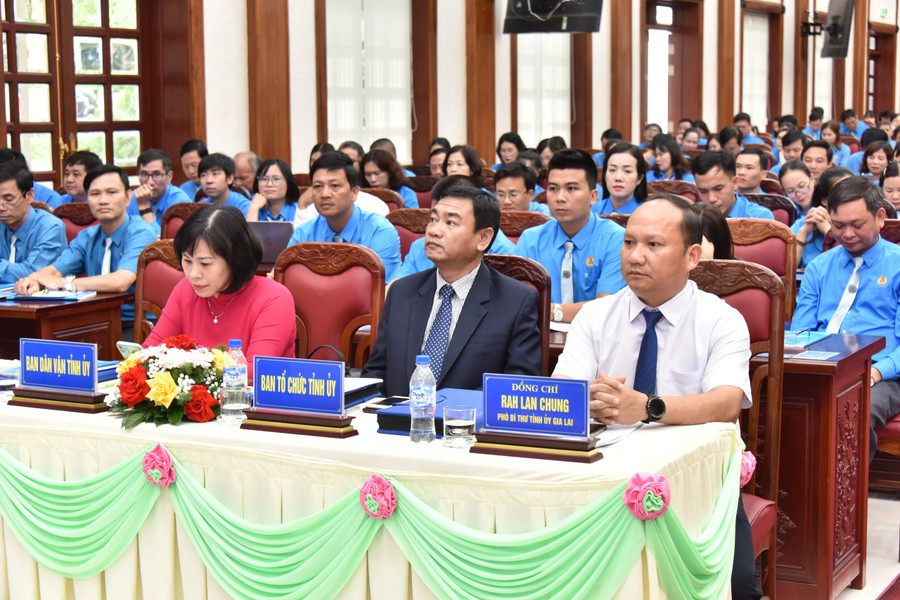 Phó Bí thư Tỉnh ủy Rah Lan Chung (hàng đầu, bìa phải) tham dự phiên thứ nhất Đại hội Công đoàn tỉnh Gia Lai lần thứ XI, nhiệm kỳ 2023-2028. Ảnh: Đức Thụy