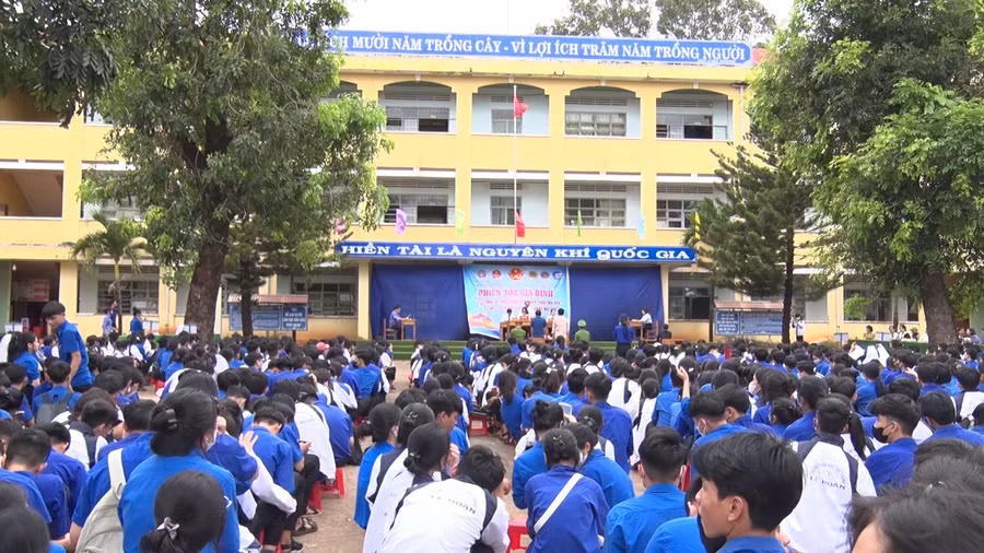 Ban tổ chức tổ chức giao lưu, trả lời các câu hỏi liên quan về tác hại của ma túy đối với người sử dụng cho học sinh trong trường tham gia. Ảnh: Huy Tịnh