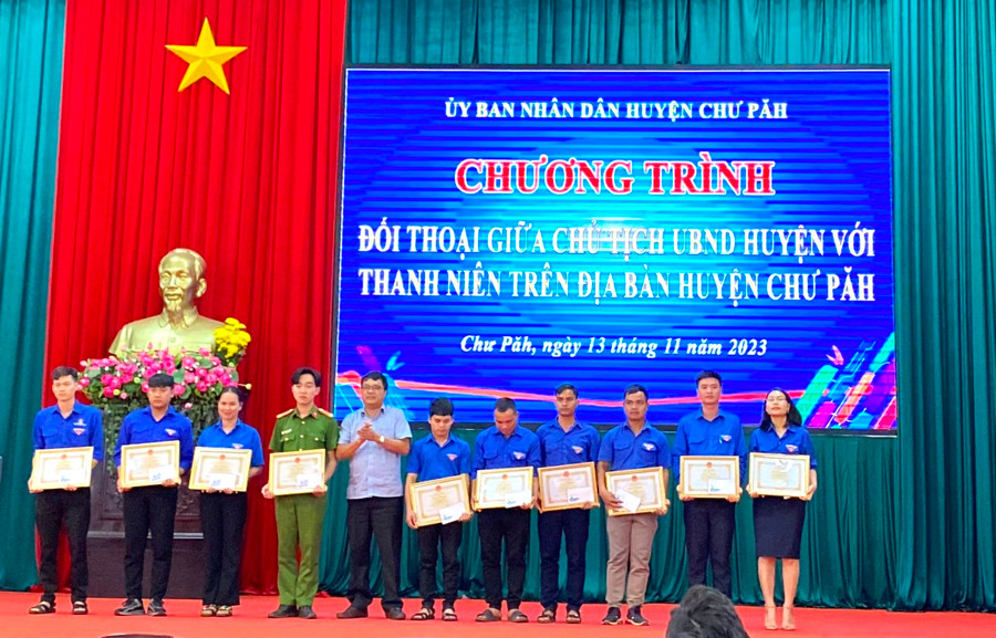 Chủ tịch UBND huyện Chư Păh tặng giấy khen cho đoàn viên, thanh niên có thành tích xuất sắc trong thực hiện chuyển đổi số trên các lĩnh vực. Ảnh: Đinh Yến