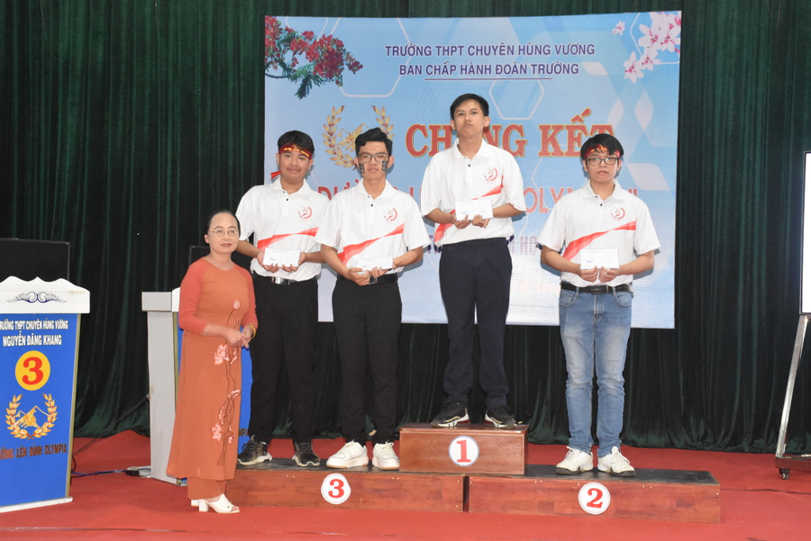 4 thí sinh tham gia cuộc thi chung kết được nhà tài trợ tặng quà chúc mừng. Ảnh: Đinh Yến