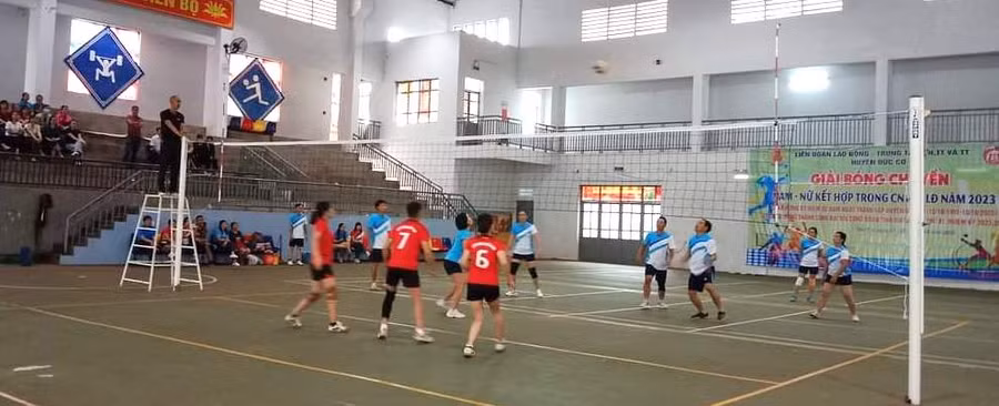 Các vận động viên tích cực thi đấu tranh giải. Ảnh: Thanh Tịnh