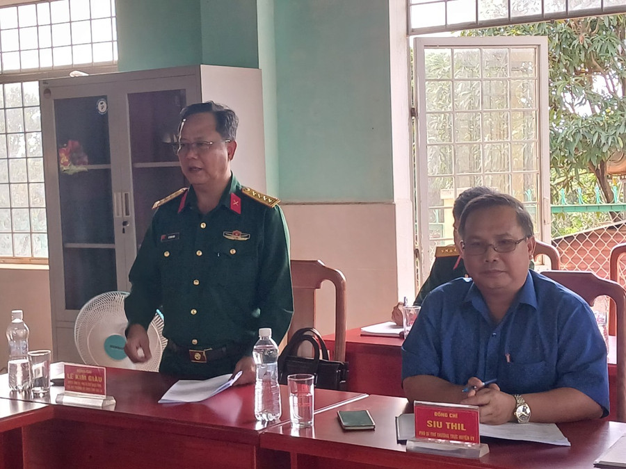 Đại tá Lê Kim Giàu-Chỉ huy trưởng Bộ Chỉ huy Quân sự tỉnh phát biểu chỉ đạo tại buổi sinh hoạt Chi bộ. Ảnh: Thanh Tịnh Đại tá Lê Kim Giàu-Chỉ huy trưởng Bộ Chỉ huy Quân sự tỉnh phát biểu chỉ đạo tại buổi sinh hoạt Chi bộ. Ảnh: Thanh Tịnh