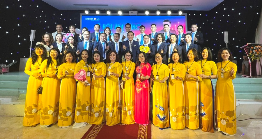 Đại biểu tham dự lễ hội &quot;Âm nhạc và Tỏa sáng&quot; chụp ảnh lưu niệm với các ca sĩ nổi tiếng đến từ TP. Hồ Chí Minh Lam Trường và Trung Quang. Ảnh: Đinh Yến