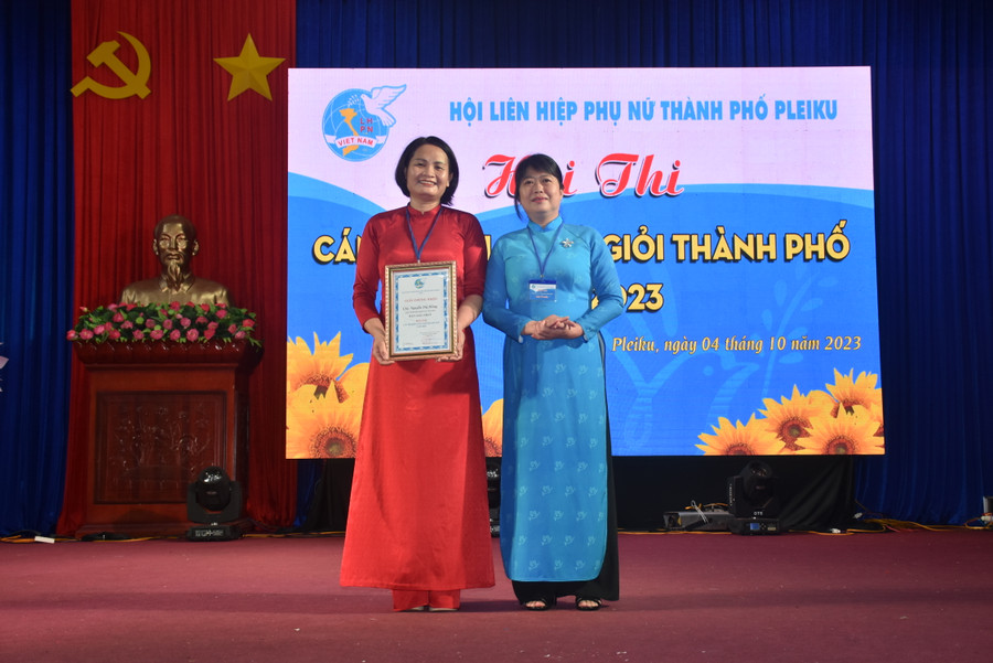 Kết thúc Hội thi, Ban tổ chức trao giải nhất cho Đội thi xã Tân Sơn. Ảnh: Đinh Yến Kết thúc Hội thi, Ban tổ chức trao giải nhất cho Đội thi xã Tân Sơn. Ảnh: Đinh Yến