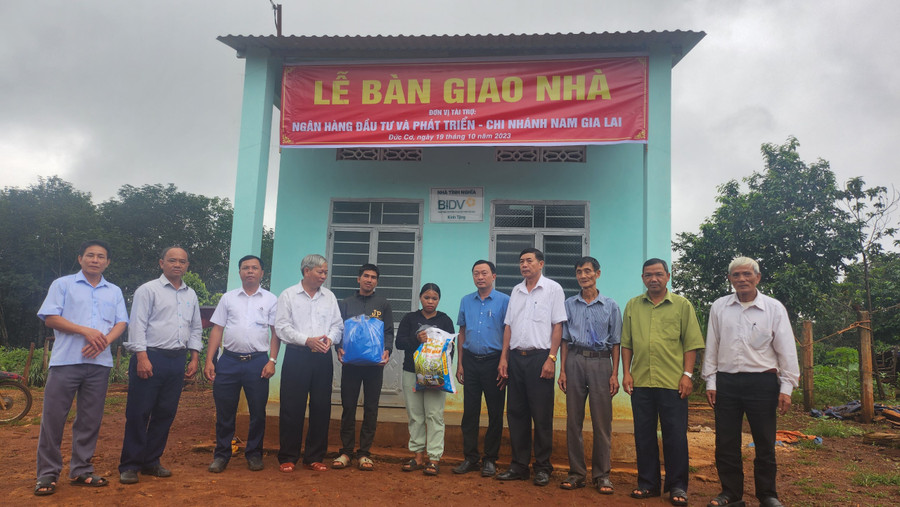 Hội Chữ thập đỏ huyện Đức Cơ bàn giao nhà ở cho hộ nghèo. Ảnh: Đinh Yến Hội Chữ thập đỏ huyện Đức Cơ bàn giao nhà ở cho hộ nghèo. Ảnh: Đinh Yến