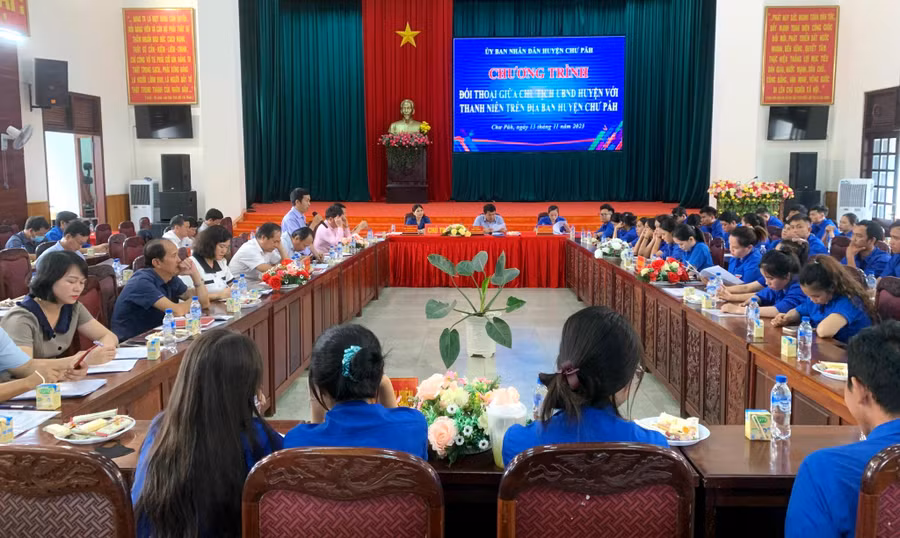 Quang cảnh buổi đối thoại. Ảnh: Đinh Yến