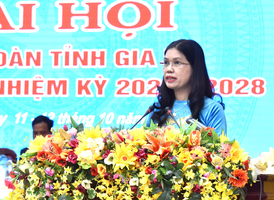 Bà Trần Lệ Nhung-Tỉnh ủy viên, Ủy viên Ban Chấp hành Tổng Liên đoàn Lao động Việt Nam, Chủ tịch Liên đoàn Lao động tỉnh Gia Lai phát biểu khai mạc Đại hội. Ảnh: Đức Thụy