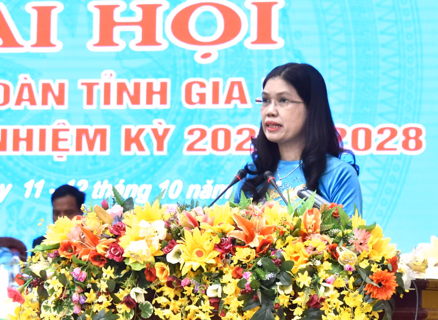 Bà Trần Lệ Nhung-Tỉnh ủy viên, Ủy viên Ban Chấp hành Tổng Liên đoàn Lao động Việt Nam, Chủ tịch Liên đoàn Lao động tỉnh Gia Lai phát biểu khai mạc Đại hội. Ảnh: Đức Thụy