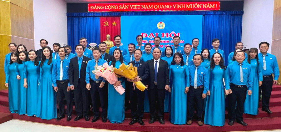 Ủy viên Đoàn Chủ tịch, Chủ nhiệm Ủy ban Kiểm tra Tổng LĐLĐ Việt Nam Tạ Văn Đồng (hàng đầu, thứ 7 từ trái sang) và Phó Bí thư Tỉnh ủy Rah Lan Chung (hàng đầu, thứ 5 từ phải sang) tặng hoa chúc mừng Ban Chấp hành LĐLĐ tỉnh nhiệm kỳ mới ra mắt, nhận nhiệm vụ. Ảnh: Đinh Yến Ủy viên Đoàn Chủ tịch, Chủ nhiệm Ủy ban Kiểm tra Tổng LĐLĐ Việt Nam Tạ Văn Đồng (hàng đầu, thứ 7 từ trái sang) và Phó Bí thư Tỉnh ủy Rah Lan Chung (hàng đầu, thứ 5 từ phải sang) tặng hoa chúc mừng Ban Chấp hành LĐLĐ tỉnh nhiệm kỳ mới ra mắt, nhận nhiệm vụ. Ảnh: Đinh Yến