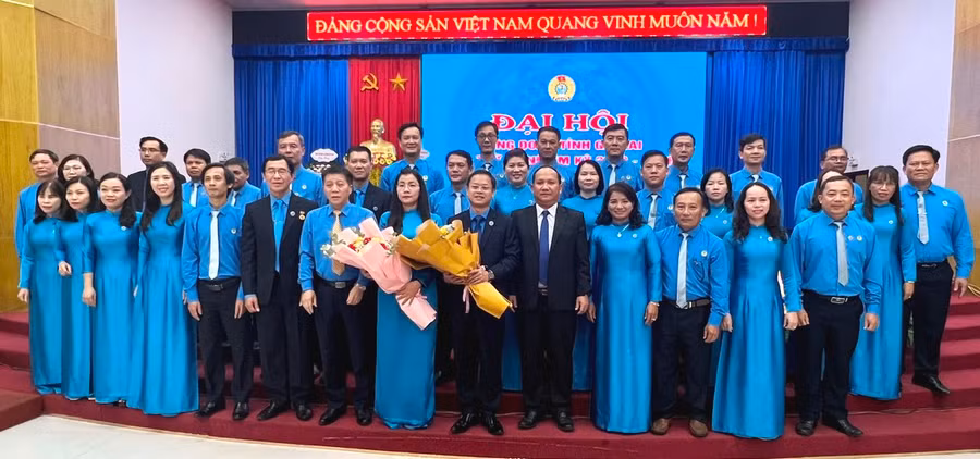 Ủy viên Đoàn Chủ tịch, Chủ nhiệm Ủy ban Kiểm tra Tổng LĐLĐ Việt Nam Tạ Văn Đồng (hàng đầu, thứ 7 từ trái sang) và Phó Bí thư Tỉnh ủy Rah Lan Chung (hàng đầu, thứ 5 từ phải sang) tặng hoa chúc mừng Ban Chấp hành LĐLĐ tỉnh nhiệm kỳ mới ra mắt, nhận nhiệm vụ. Ảnh: Đinh Yến