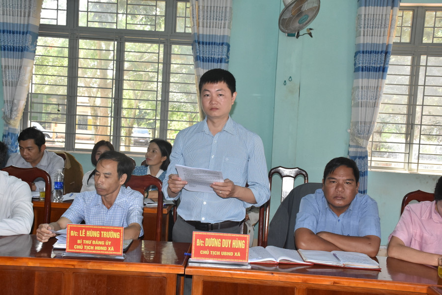 Ông Dương Duy Hùng-Chủ tịch UBND xã Kông Htok báo cáo với Đoàn khảo sát về tình hình hỗ trợ hộ nghèo vươn lên thoát nghèo. Ảnh: Đinh Yến Ông Dương Duy Hùng-Chủ tịch UBND xã Kông Htok báo cáo với Đoàn khảo sát về tình hình hỗ trợ hộ nghèo vươn lên thoát nghèo. Ảnh: Đinh Yến