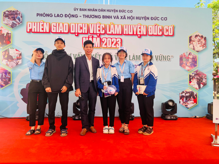 Ông Nguyễn Văn Đức (thứ 3 từ trái qua)-Giám đốc Công ty Xuất khẩu lao động MD Việt Nam tặng quà cho người lao động khi có ý kiến hay về công tác giải quyết việc làm hiện nay. Ảnh: Đinh Yến Ông Nguyễn Văn Đức (thứ 3 từ trái qua)-Giám đốc Công ty Xuất khẩu lao động MD Việt Nam tặng quà cho người lao động khi có ý kiến hay về công tác giải quyết việc làm hiện nay. Ảnh: Đinh Yến