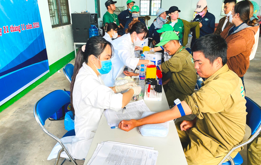 Đoàn viên, người lao động được xét nghiệm tầm soát ung thư gan miễn phí. Ảnh: Đinh Yến