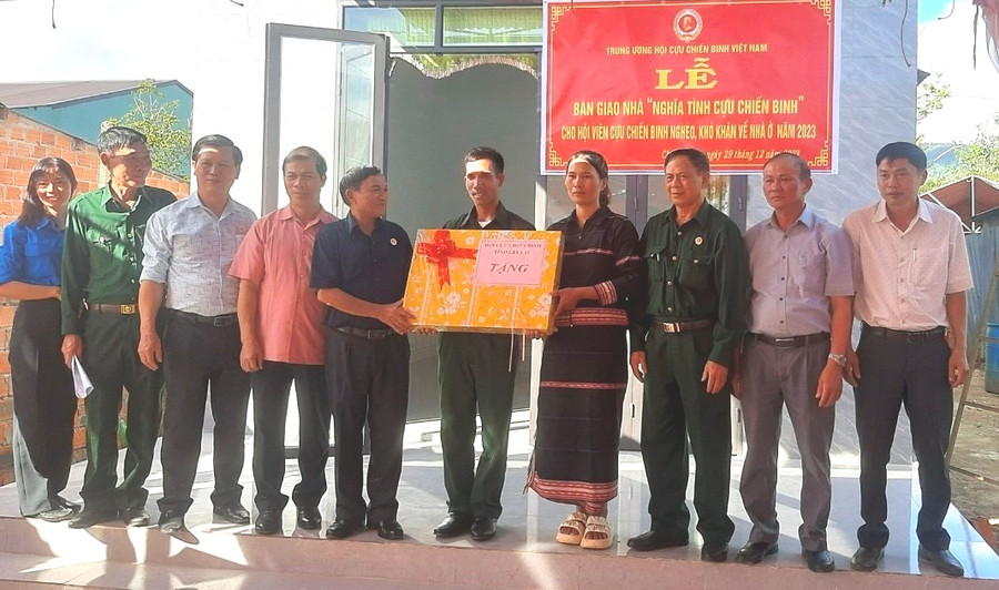 Quang cảnh lễ bàn giao nhà. Ảnh: Đinh Yến Quang cảnh lễ bàn giao nhà. Ảnh: Đinh Yến