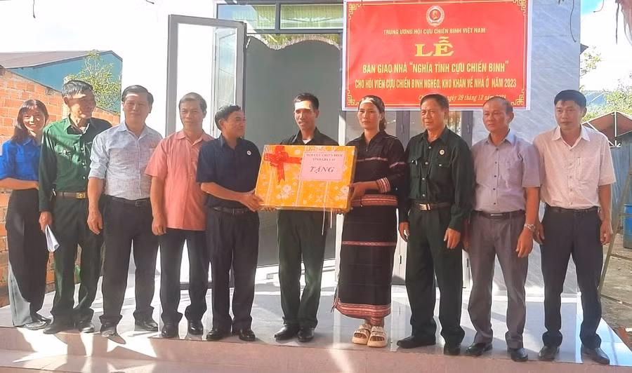 Quang cảnh lễ bàn giao nhà. Ảnh: Đinh Yến