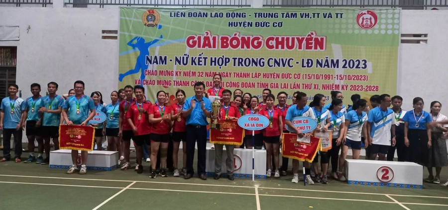 Ban tổ chức trao giải cho các đội xuất sắc nhất tại giải. Ảnh: Thanh Tịnh Ban tổ chức trao giải cho các đội xuất sắc nhất tại giải. Ảnh: Thanh Tịnh