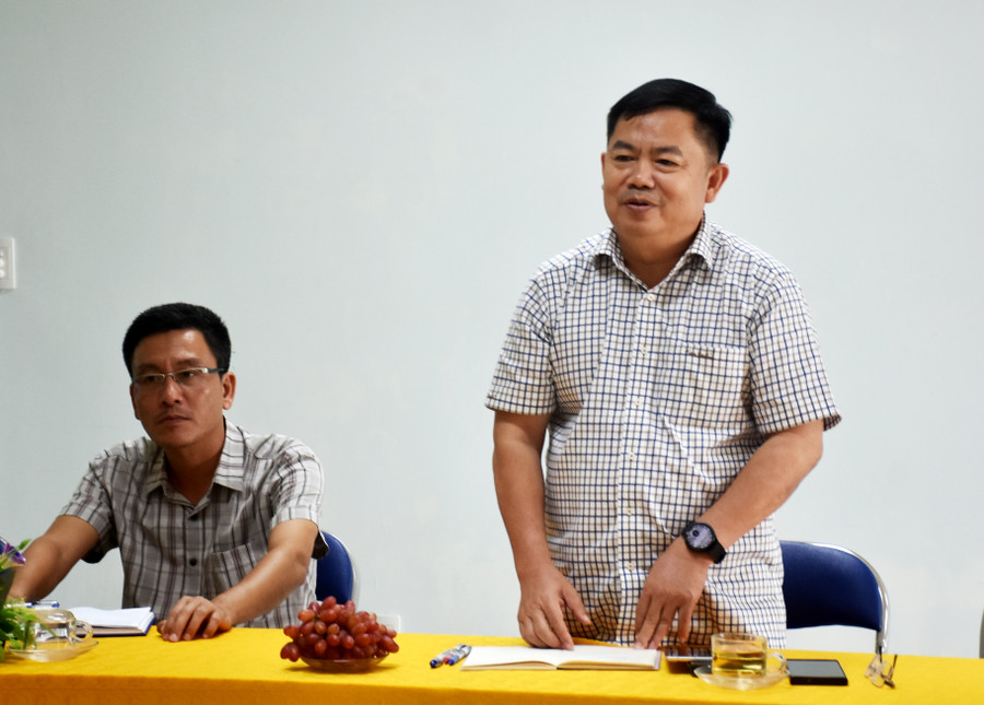 Ông Trịnh Văn Sang-Chủ tịch UBND huyện Phú Thiện giới thiệu về tiềm năng đất đai, nguyên liệu để phát triển nông nghiệp và chăn nuôi. Ảnh: Đinh Yến