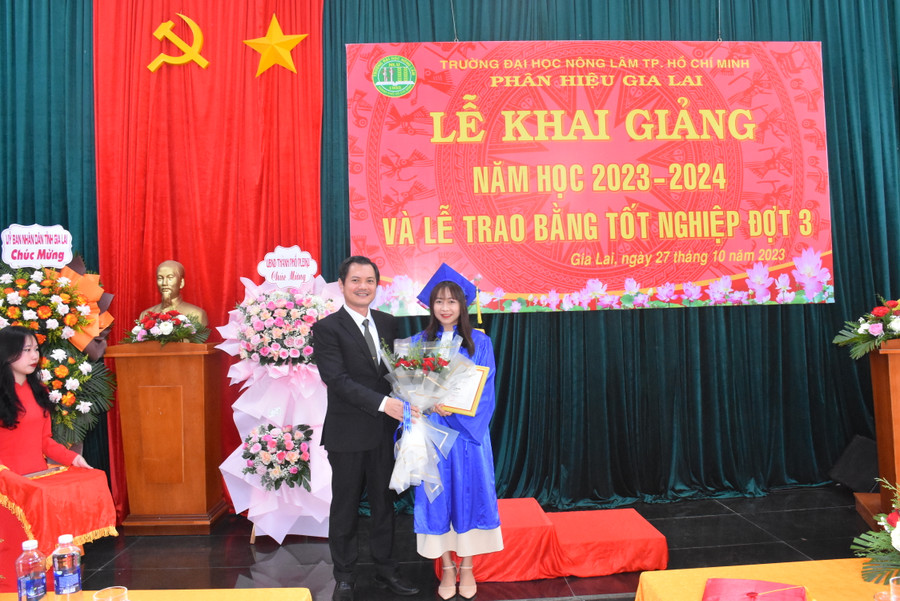 PGS.TS Nguyễn Tất Toàn-Phó Hiệu trưởng Phụ trách Trường Đại học Nông lâm TP. Hồ Chí Minh, phụ trách Phân hiệu Trường tại Gia Lai trao giấy khen và tiền thưởng cho sinh viên Trịnh Thị Thanh Truyền tốt nghiệp loại giỏi Khoa chuyên ngành Thú y. Ảnh: Đinh Yến