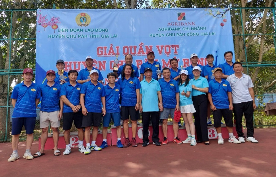 Ban tổ chức trao giải cho các VĐV đạt thành tích cao tại giải đấu. Ảnh: Hữu Qưới