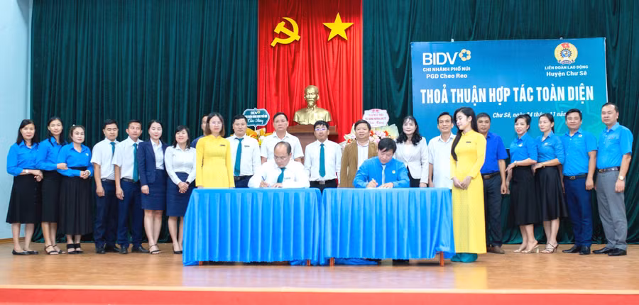 Hai bên ký thỏa thuận hợp tác toàn diện về chương trình phúc lợi đoàn viên Công đoàn và người lao động. Ảnh: Đinh Yến Hai bên ký thỏa thuận hợp tác toàn diện về chương trình phúc lợi đoàn viên Công đoàn và người lao động. Ảnh: Đinh Yến