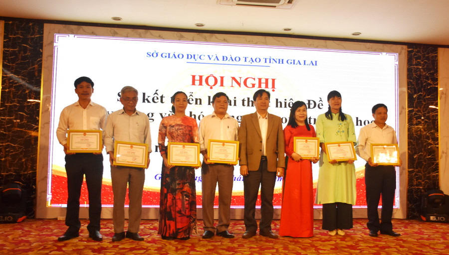 Ông Trần Bá Công (thứ 4 từ phải qua)-Phó Giám đốc Sở GD-ĐT trao giấy khen cho 7 cá nhân đã có thành tích xuất sắc trong triển khai thực hiện Đề án “Xây dựng văn hóa ứng xử trong trường học giai đoạn 2019-2025”. Ảnh: Đinh Yến