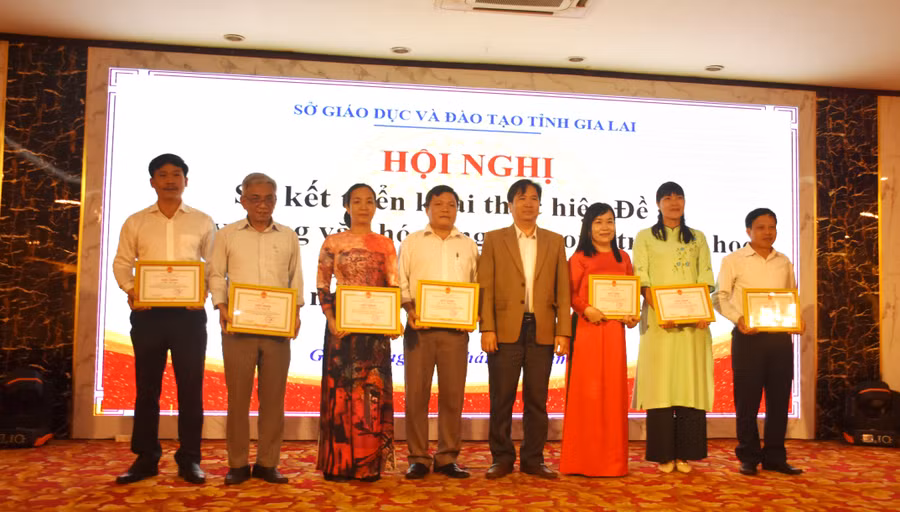 Ông Trần Bá Công (thứ 4 từ phải qua)-Phó Giám đốc Sở GD-ĐT trao giấy khen cho 7 cá nhân đã có thành tích xuất sắc trong triển khai thực hiện Đề án “Xây dựng văn hóa ứng xử trong trường học giai đoạn 2019-2025”. Ảnh: Đinh Yến