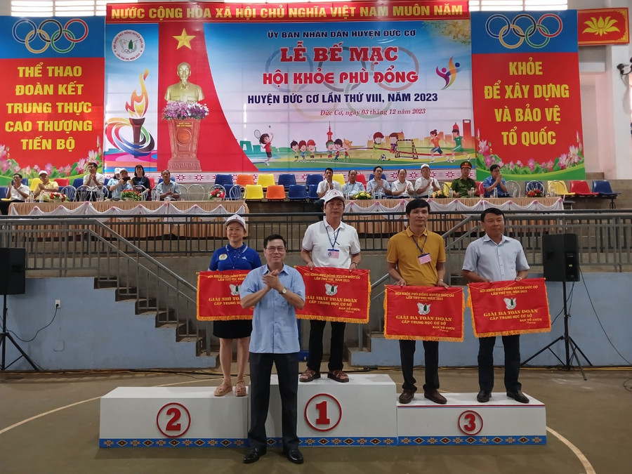 Bí thư Huyện ủy Đức Cơ Phạm Văn Cường trao giải toàn đoàn cho các Trường THCS tại HKPĐ huyện. Ảnh: Huy Tịnh
