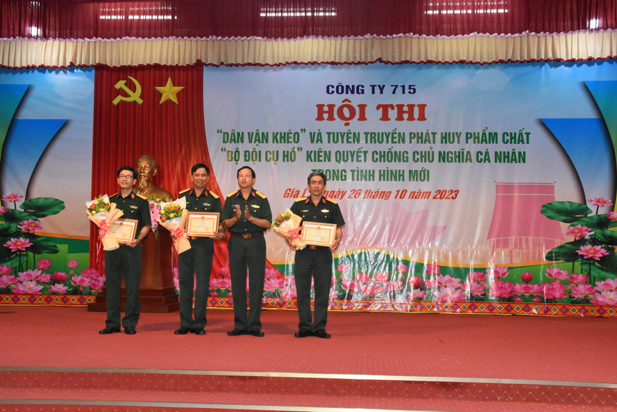 Ban tổ chức trao giải cho các Đội thi. Ảnh: Đinh Yến