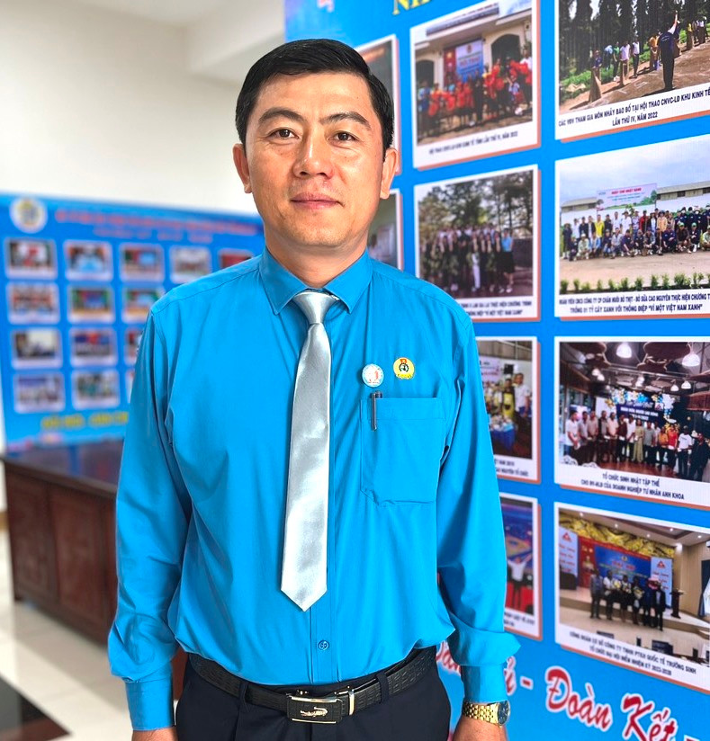 Ông Hồ Đình Kỳ-Chủ tịch LĐLĐ huyện Đức Cơ cam kết sẽ triển khai đến 100% Công đoàn cơ sở sớm đưa Nghị quyết Đại hội đến với đoàn viên, người lao động. Ảnh: Đinh Yến Ông Hồ Đình Kỳ-Chủ tịch LĐLĐ huyện Đức Cơ cam kết sẽ triển khai đến 100% Công đoàn cơ sở sớm đưa Nghị quyết Đại hội đến với đoàn viên, người lao động. Ảnh: Đinh Yến