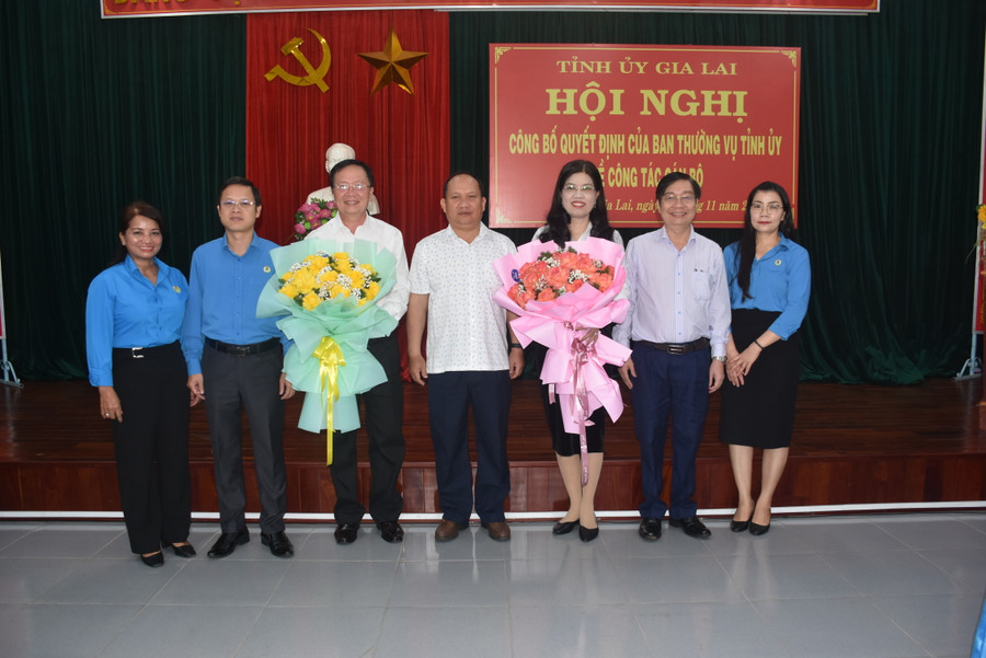 Đồng chí Phó Bí thư Tỉnh ủy Rah Lan Chung (đứng giữa) trao Quyết định và tặng hoa cho 2 đồng chí Trần Lệ Nhung và Nguyễn Ngọc Minh. Ảnh: Đinh Yến Đồng chí Phó Bí thư Tỉnh ủy Rah Lan Chung (đứng giữa) trao Quyết định và tặng hoa cho 2 đồng chí Trần Lệ Nhung và Nguyễn Ngọc Minh. Ảnh: Đinh Yến