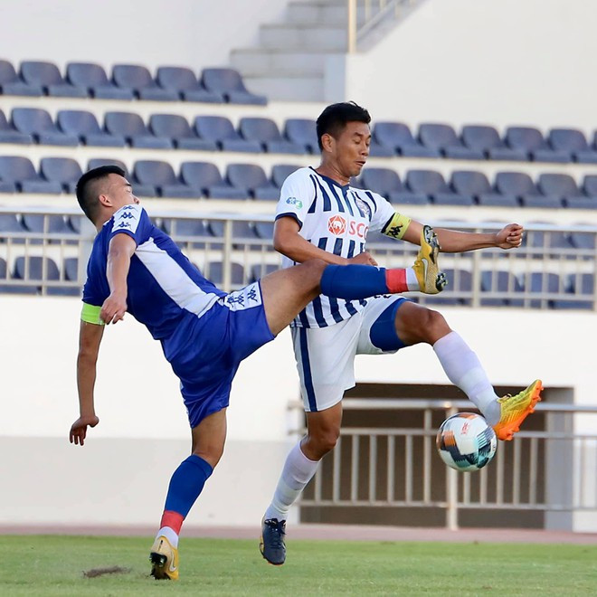 Hải Anh (phải) cùng đồng đội Bà Rịa-Vũng Tàu quyết chiến với CLB TP.HCM KHẢ HÒA