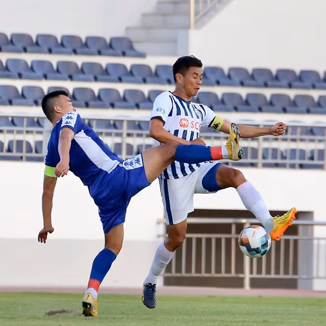 Hải Anh (phải) cùng đồng đội Bà Rịa-Vũng Tàu quyết chiến với CLB TP.HCM KHẢ HÒA