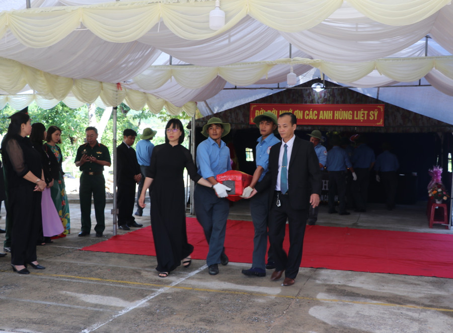Lãnh đạo thị xã An Khê đưa hài cốt liệt sĩ về nơi an táng. Ảnh: Ngọc Minh