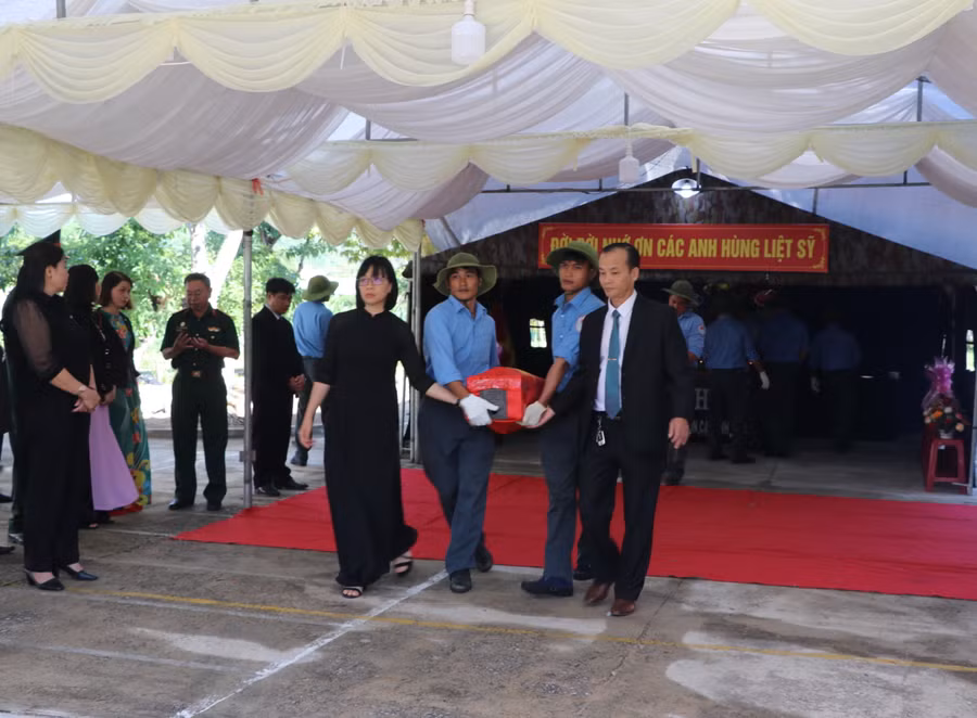Lãnh đạo thị xã An Khê đưa hài cốt liệt sĩ về nơi an táng. Ảnh: Ngọc Minh