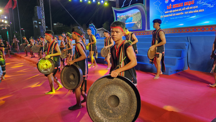 Âm vang cồng chiêng Tây Nguyên thu hút đông đảo người dân phố biển Tuy Hòa đến trải nghiệm. Ảnh: M.Thi Âm vang cồng chiêng Tây Nguyên thu hút đông đảo người dân phố biển Tuy Hòa đến trải nghiệm. Ảnh: M.Thi