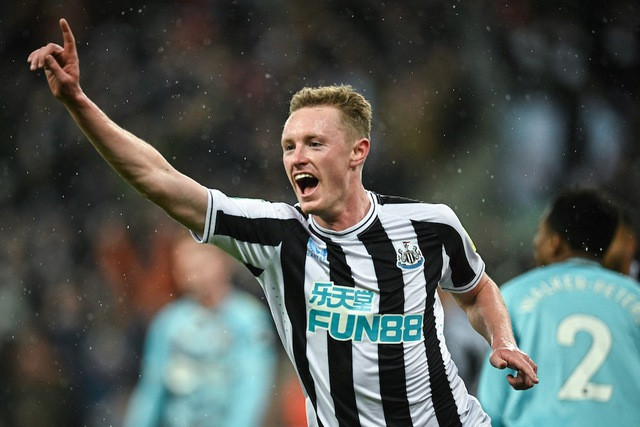Sean Longstaff lập cú đúp giúp Newcastle vào chung kết Cúp Liên đoàn Anh. Ảnh: AFP