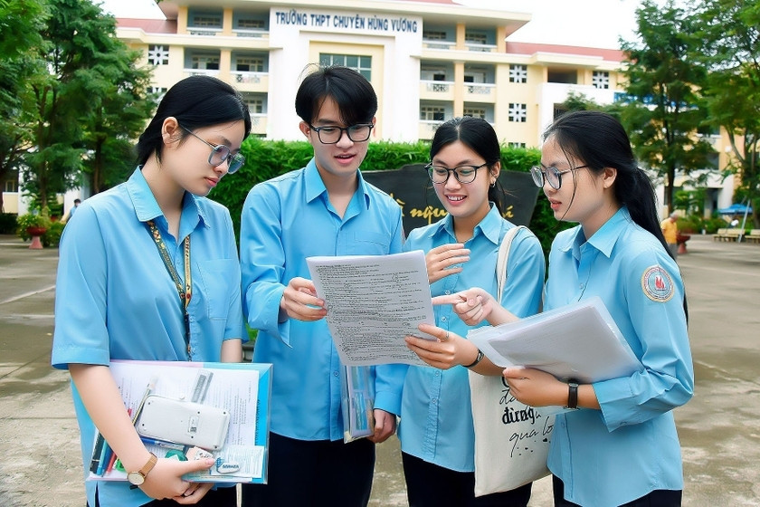 Các thí sinh tại điểm thi Trường THPT chuyên Hùng Vương cùng trao đổi kết quả làm bài tại kỳ thi tốt nghiệp THPT năm 2023. Ảnh: Đức Thụy Các thí sinh tại điểm thi Trường THPT chuyên Hùng Vương cùng trao đổi kết quả làm bài tại kỳ thi tốt nghiệp THPT năm 2023. Ảnh: Đức Thụy