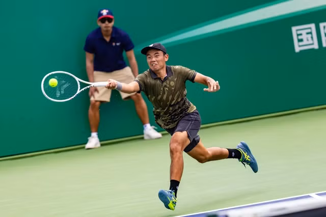 Lý Hoàng Nam thua ngược tay vợt hạng 248 ATP Tristan Schoolkate. Ảnh: HĐT