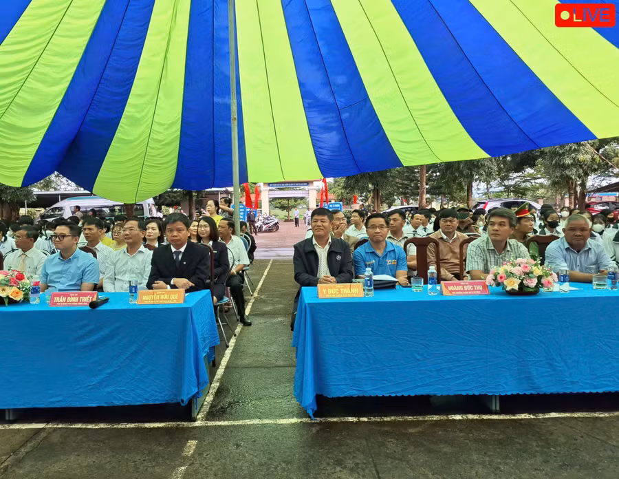 Phó Chủ tịch UBND tỉnh Nguyễn Hữu Quế dự lễ khai giảng tại Trường THPT Nguyễn Thị Minh Khai. Ảnh: N.T