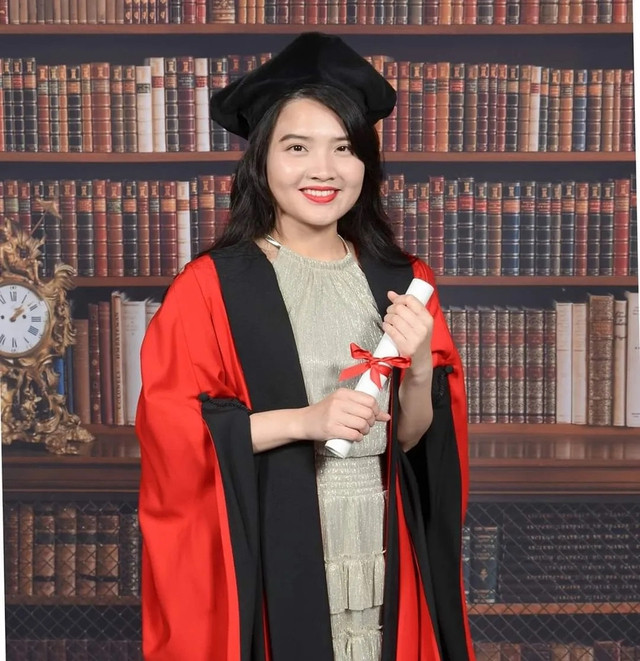 Cô gái theo đuổi nghiên cứu khoa học với mong muốn giúp ích cho người bệnh - Ảnh 2. Việt Hằng nhận bằng tiến sĩ năm 28 tuổi