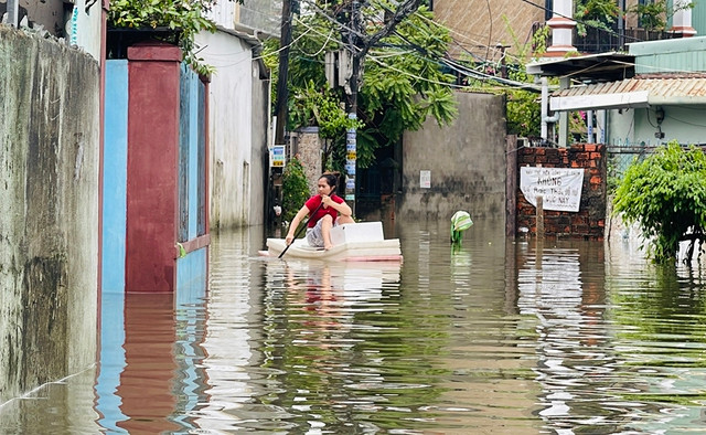 Một số người phải dùng phao di chuyển trong khu dân cư tại P.Hòa Khánh Nam (Đà Nẵng). Ảnh: HUY ĐẠT