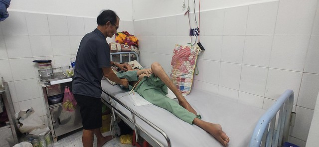 Sinh tồn hậu chấn thương tủy sống: Nằm viện lẻ loi - Ảnh 2. Chú Cường (quê Cà Mau) đi nuôi vợ bệnh, nhiệt tình giúp đỡ những bệnh nhân không có thân nhân như anh Phúc. Ảnh: NHƯ LỊCH