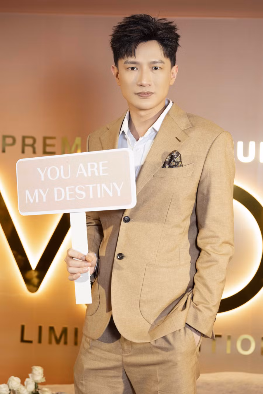 Bận rộn chuẩn bị cho chung kết The New Mentor, Dược sĩ Tiến vẫn dành thời gian đến ủng hộ giọng ca Cả một trời thương nhớ. Ảnh: NVCC