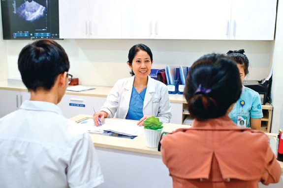 Phó giáo sư - tiến sĩ Vương Thị Ngọc Lan tư vấn cho một cặp đôi. Ảnh: NVCC Phó giáo sư - tiến sĩ Vương Thị Ngọc Lan tư vấn cho một cặp đôi. Ảnh: NVCC