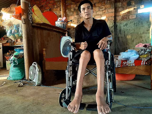 Ám ảnh cảnh nằm viện đơn độc, anh Trần Anh Tuấn (tỉnh Gia Lai) tự “nâng cấp” chăm sóc bản thân. Ảnh: NVCC