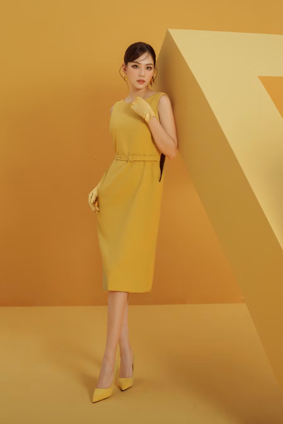 "Người ta nói áp lực tạo kim cương và tôi tin vào điều đó. Khi mình nỗ lực với đam mê, mọi thứ xung quanh sẽ tự tỏa sáng, như sắc vàng mà Phương lựa chọn, đủ tinh tế và hiện đại, màu sắc cá nhân làm toát lên thần thái và sự tự tin của riêng Phương", chân dài 9X tâm sự. Ngoài ra, Mai Phương bộc bạch cô rất đam mê nghệ thuật nên sẽ đầu tư nghiêm túc cho lĩnh vực này sau khi hoàn thành nhiệm vụ tại Hoa hậu Thế giới 2023. Ảnh: NVCC