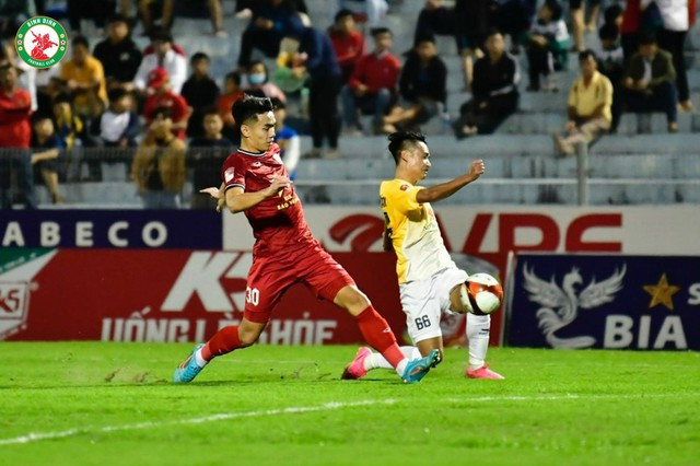 Hàng phòng ngự của CLB Hà Tĩnh (áo đỏ) nhiều lần bị xuyên thủng. Ảnh: CLB BÌNH ĐỊNH