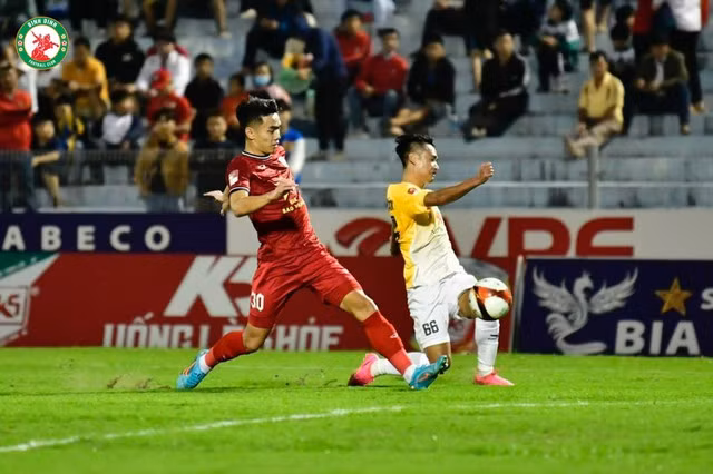 Hàng phòng ngự của CLB Hà Tĩnh (áo đỏ) nhiều lần bị xuyên thủng. Ảnh: CLB BÌNH ĐỊNH