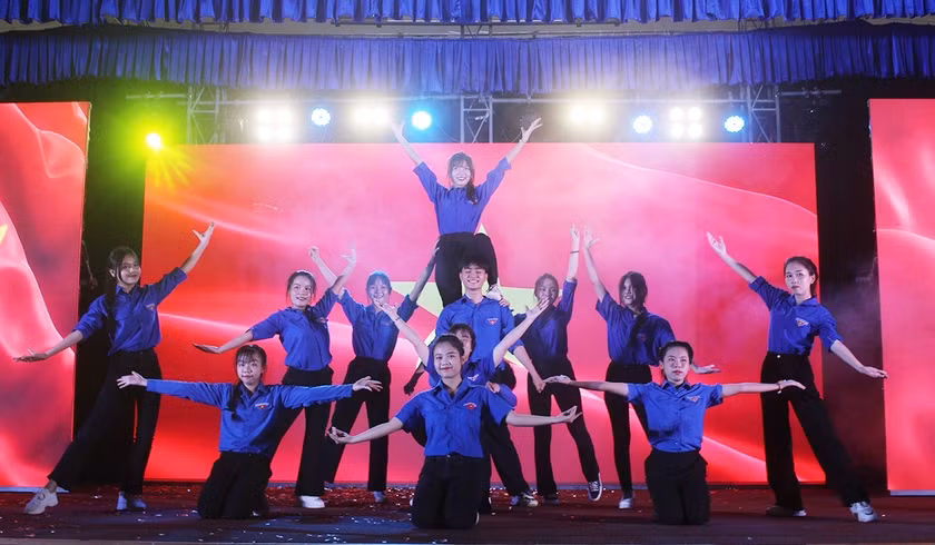 Phần thi của đội thi Trường THPT Lê Thánh Tông (thị xã Ayun Pa). Ảnh: Minh Nhật Phần thi của đội thi Trường THPT Lê Thánh Tông (thị xã Ayun Pa). Ảnh: Minh Nhật