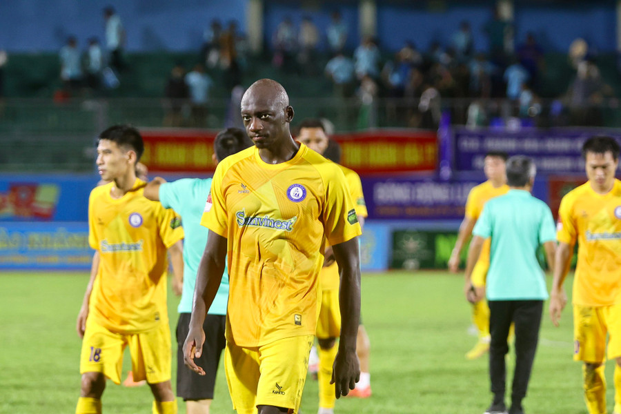 Sự thất vọng của cầu thủ đội Khánh Hòa Sự thất vọng của cầu thủ đội Khánh Hòa